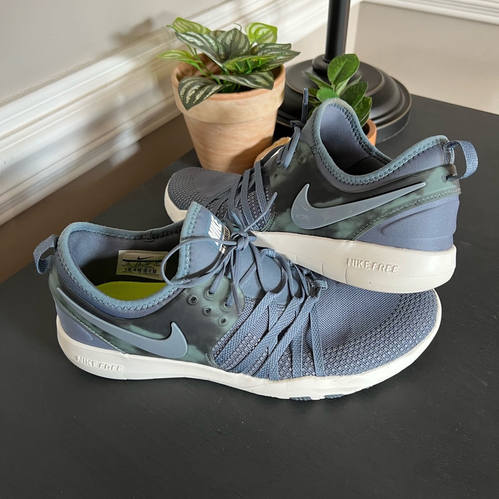 Sz 10 Woman’s Nike Tr 7